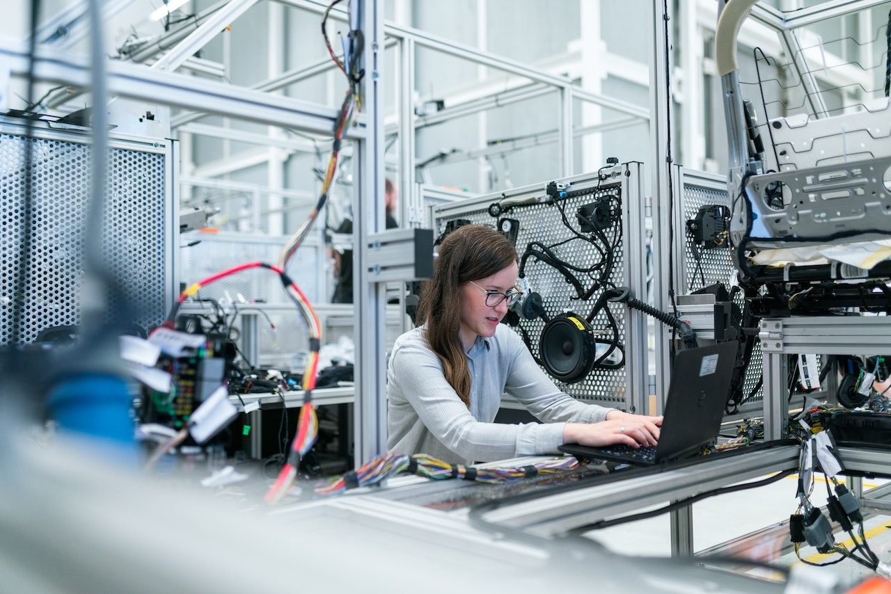 Technologie w przemyśle – jak wpływają na jakość produktów i efektywność produkcji?